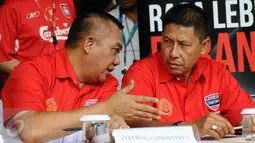 Ketua pelaksana Turnamen Piala Jenderal Sudirman 2015, Letjen TNI Agus Sutomo (kanan) berbincang dengan anggota steering committee 1 jelang pengundian babak delapan besar di Jakarta, Kamis (3/12/2015). (Liputan6.com/Helmi Fithriansyah)