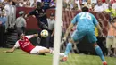 Bek Real Madrid, Ferland Mendy  berusaha melewati bek Arsenal, Carl Jenkinson  selama pertandingan International Champions Cup (ICC) 2019 di FedExField, Landover, Maryland (24/7/2019). Madrid menang adu penalti atas Arsenal 3-2 (2-2). (AFP Photo/Jim Watson)