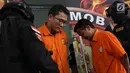 Tersangka pencurian dan pembunuhan sadis terhadap Jeanne Setyadi (78) tertunduk di Polda Metro Jaya, Jakarta, Kamis (26/7). MIF, pelaku utama pencurian dan pembunuhan terhadap nenek Jeanne ternyata masih tetangga korban. (Liputan6.com/Immanuel Antonius)