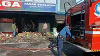 Kebakaran terjadi di Plaza Pondok Gede, Kota Bekasi, Kamis (16/9/2021). Api diduga muncul akibat korsleting listrik. (Istimewa)