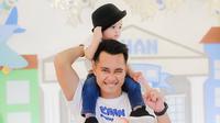Eza Gionino bersama keluarganya (Foto: Instagram ezagio)