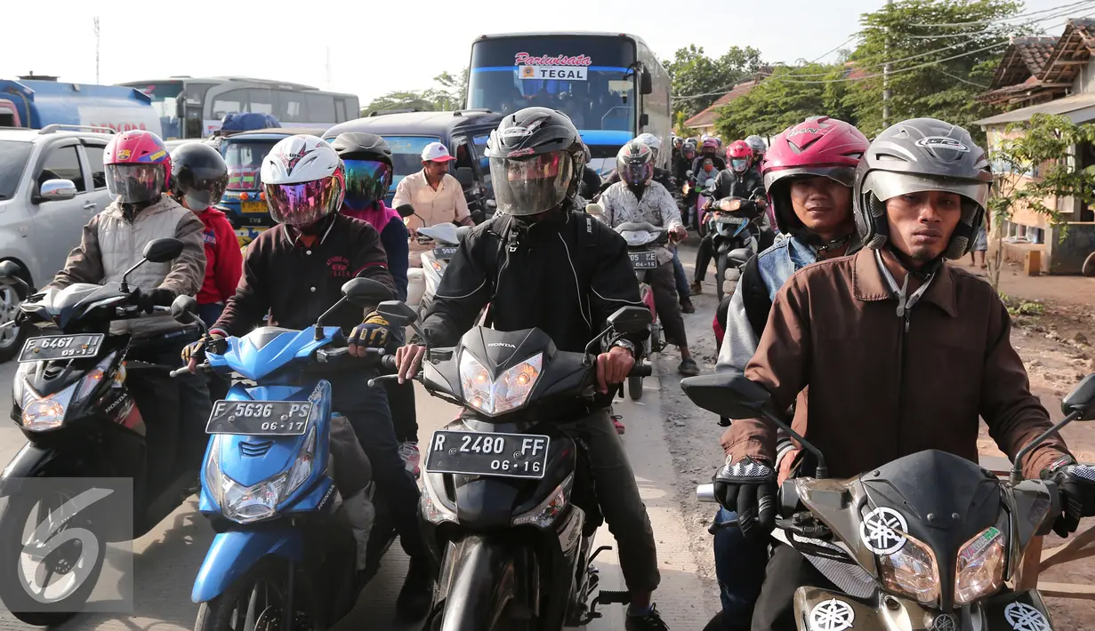 Jalur Pantura tidak lagi macet total seperti musim mudik sebelum Tol Cipali ada. Kini jalur tersebut hanya dipadati pemudik yang menggunakan sepeda motor, Jawa Barat, Rabu (15/7/2015). (Liputan6.com/Herman Zakharia)