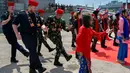 Untuk diketahui, HMS SPEY merupakan kapal ramah lingkungan di Angkatan Laut Kerajaan Inggris. Dinilai ramah lingkungan karena kapal ini menggunakan konverter katalitik yang dipasang pada corong pembuangan untuk mengurangi emisi gas karbondioksida (CO2). (BAY ISMOYO/AFP)