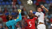 Gelandang tim nasional Amerika Serikat (AS) Christian Pulisic (kanan) beraksi melawan Trinidad-Tobago pada laga Kualifikasi Piala Dunia 2018 di Couva, Selasa (10/10/2017). (AFP/Luis Acosta)