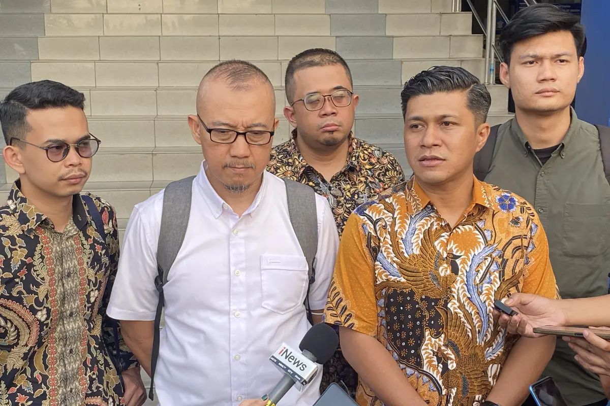 Keluarga dan pengacara mahasiswa yang terjerat kabel fiber optik, Sultan Rif'at Alfatih, saat di Polda Metro Jaya. (Liputan6.com/Ady Anugrahadi)