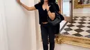 Dalam beberapa foto OOTD-nya, Ussy Sulistiawaty tampil mengenakan busana kasual serba hitam [@ussypratama]