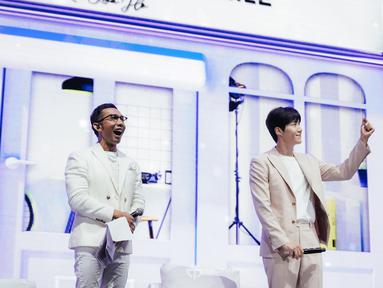 Bintang drakor Start-Up ini mengenakan jas berwarna krem yang dipadukan dengan celana panjang berwarna senada. Indra Herlambang dipercaya menjadi presenter acara. (Foto: Mecimapro)