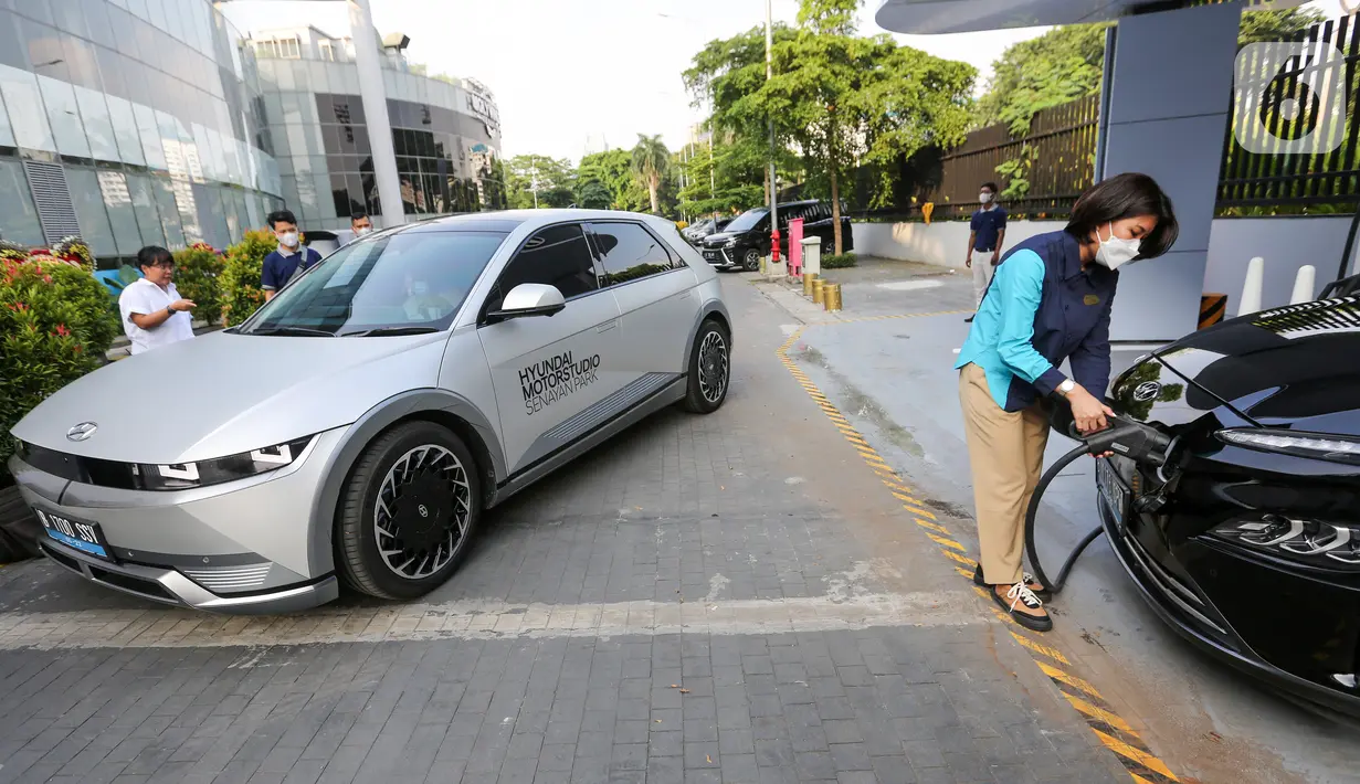Pengunjung mengisi daya pada mobil listrik Hyundai di EV Charging Station Senayan Park Jakarta (10/06/2022). EV Charging Station yang dapat menampung 3 slot mobil listrik memberikan kemudahan bagi pengguna mobil listrik. (Liputan6.com/Fery Pradolo)