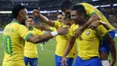 Para pemain Brasil merayakan gol yang dicetak Neymar Jr ke gawang Kolombia pada laga persahabatan di Stadion Hard Rock, Florida, Jumat (6/9). Kedua negara bermain imbang 2-2. (AFP/Rhona Wise)