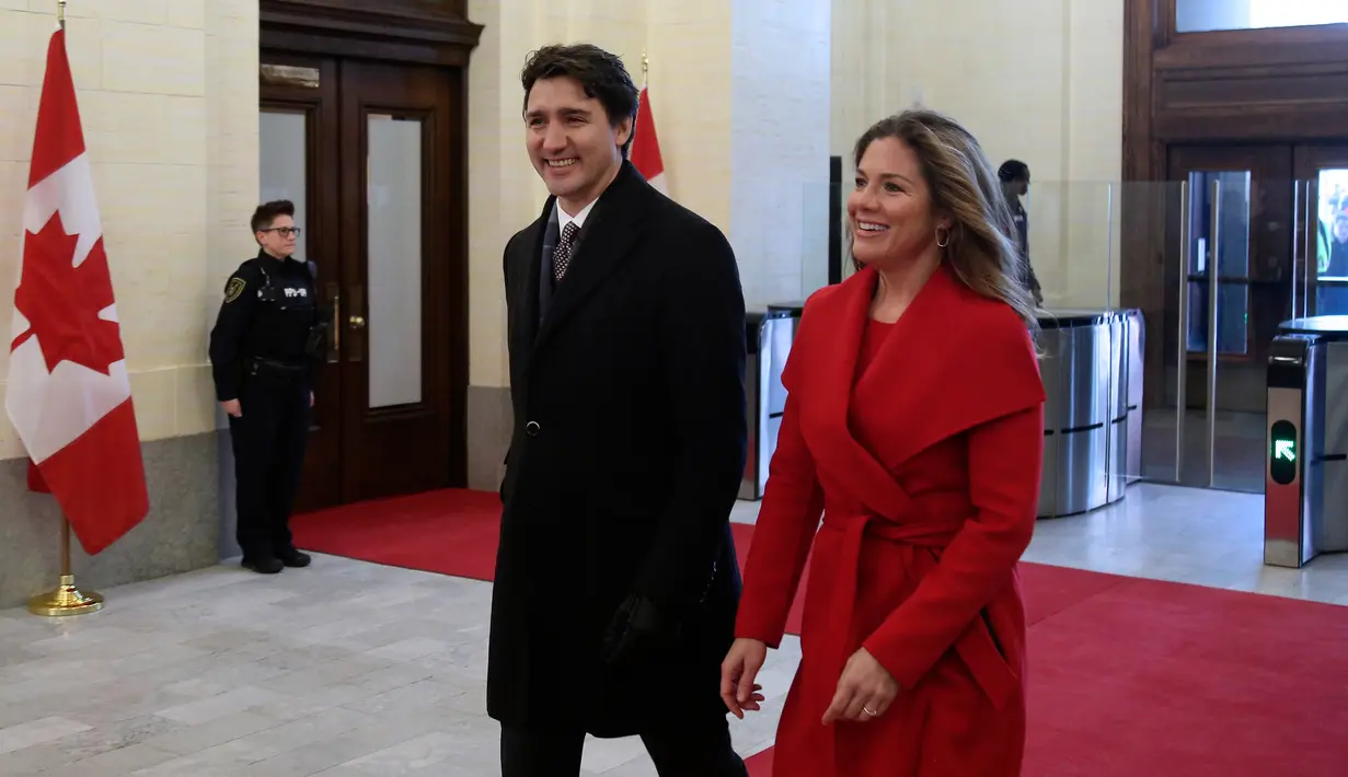 File foto pada 5 Desember 2019, Perdana Menteri Kanada, Justin Trudeau dan istrinya, Sophie Gregorie Trudeau tiba untuk menyampaikan pidato di Senat Kanada. Kantor pemerintahan Kanada  mengonfirmasi istri PM Justin Trudeau telah dinyatakan positif terinfeksi Virus Corona COVID-19. (Dave Chan/AFP)