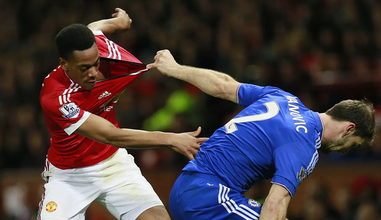 Bek Chelsea, Branislav Ivanovic, menarik baju dari penyerang MU, Anthony Martial pada laga Liga Inggris di Stadion Old Trafford, Inggris, Senin (28/12/2015). Kedua tim bermain imbang 0-0. (Reuters/Jason Cairnduff)