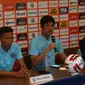 Pelatih dan kapten Persela Lamongan Nil Maizar dan Eky Taufik. (Liputan6.com/Huyogo Simbolon)