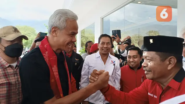 Capres Ganjar Pranowo menyapa pendukungnya di Kota Palu