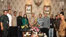 Manajemen Surya Citra Media (SCM) berfoto bersama dengan Kapolda Metro Jaya Irjen Gatot Eddy Pramono ditemani Kabid Humas Polda Metro Jaya Kombes Argo Yuwono saat menggelar silaturahmi di Gedung Promoter Polda Metro Jaya, Jakarta, Senin (15/7/2019). (Liputan6.com/Herman Zakharia)
