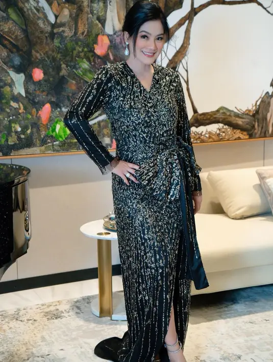 Titi Kamal terlihat menawan dibalut dress lengan panjang berwarna hitam yang dihiasi sequin berkilauan dari @julianto,official. [Foto: IG/titi_kamall].