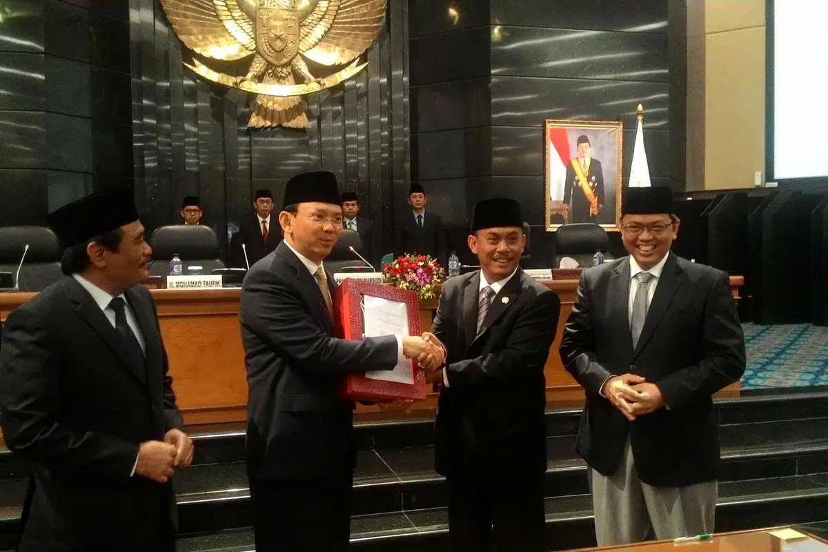 RAPBD 2016 Sah, Ahok 'Bawa Kabur' Dokumen di Ruang Paripurna