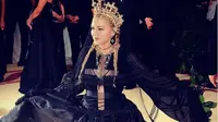Madonna yang tampil seperti ratu Katholik ternyata memakai karya anak bangsa, Rinaldy Yunardi (Instagram/madonna)