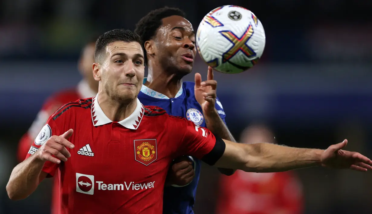 Diogo Dalot. Setelah sempat tak mendapat tempat utama di bawah pelatih-pelatih Manchester United sebelumnya, Bek kanan Portugal berusia 23 tahun yang telah membela MU sejak awal musim 2018/2019 ini justru menjadi pemain kepercayaan pelatih Erik ten Hag pada musim 2022/2023. Permainannya terus berkembang di bawah arahan pelatih asal Belanda tersebut hingga mampu menyisihkan Aaron Wan-Bissaka. Barcelona pun tertarik untuk mendatangkannya ke Camp Nou musim depan yang akhirnya direspon cepat dengan memagarinya perpanjangan kontrak baru selama setahun. (AFP/Adrian Dennis)