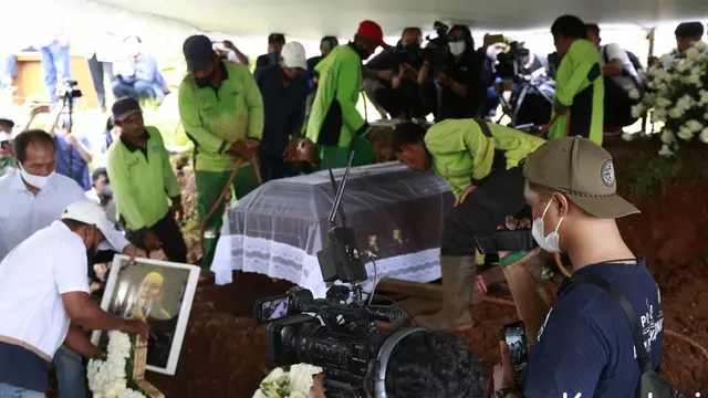 [Fimela] Pemakaman Bob Tutupoly