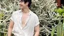 <p>Mile Phakphum kayaknya suka banget membuka beberapa kancing kemeja kayak gini ya? Kan jadi oleng nih netizen (FOTO: instagram.com/milephakphum/)</p>