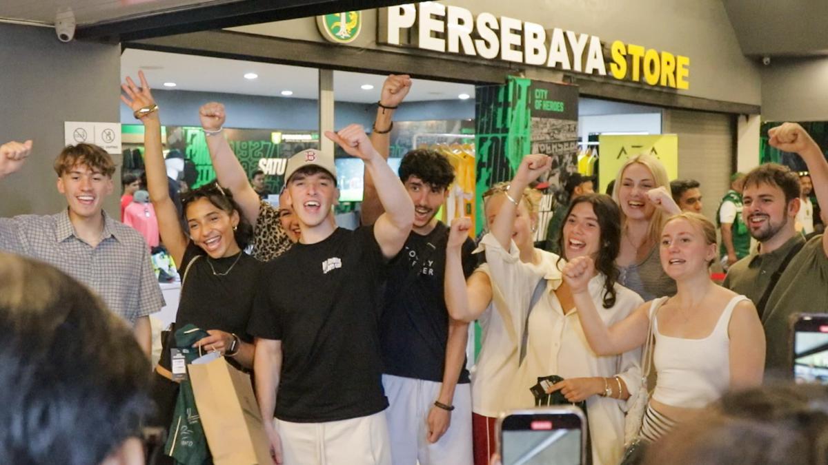 Momen Mahasiswa Inggris asal Liverpool Merayakan Ultah Persebaya di Surabaya