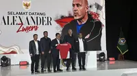 Direktur Teknik PSSI Alexander Zwiers (kedua kanan) saat diperkenalkan oleh stakeholder PSSI kepada awak media di kawasan Senayan, Jakarta Pusat, pada Senin (25/8/2025) malam WIB. (Liputan6.com/Melinda Indrasari)
