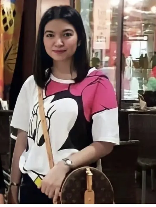 <p>Selvi kembali mengenakan tas LV dipadukan tshirt bergambar Minnie Mouse. @selvi_gibran</p>