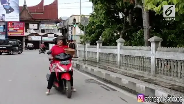 Kocak, video parodi sengaja dibuat oleh Polisi Lalu Lintas Solo untuk mengedukasi emak-emak menggunakan atribut yang benar saat berkendara.