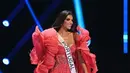 Saat gaun malam, ia tampil dengan gaun 
warna coral yang menggambarkan ke feminim dan anggun. Memiliki detail lengan raksasa berbentuk bunga yang mewakili keindahan. Dan korset sulaman tangan memberikan sentuhan akhir pada gaun ini. [@marinamachetereis]