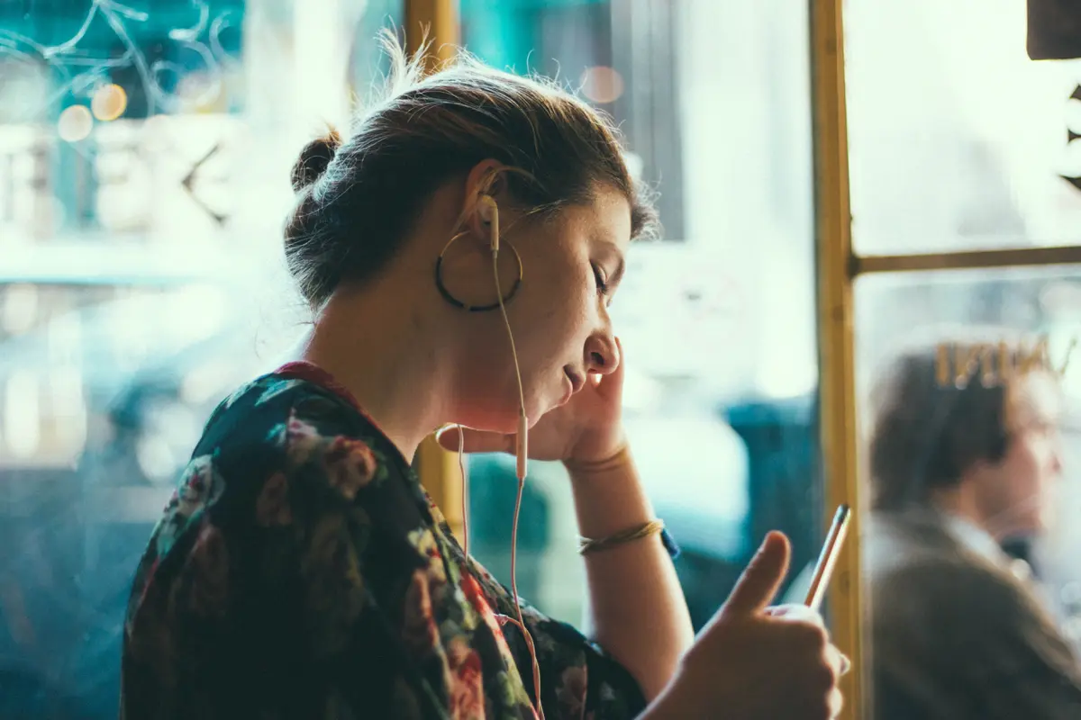 Headset/unsplash siddharth