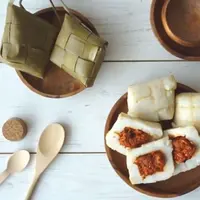 Supaya buka puasanya makin sempurna, makan Ketupat Sambal Teri enak nih. (Foto: Vidio.com/wanderbites)