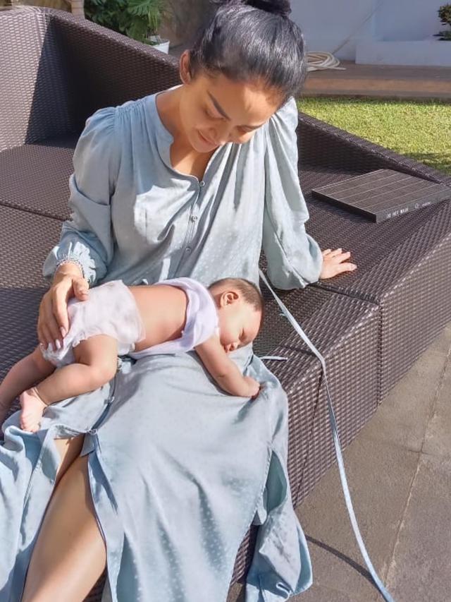 7 Potret Krisdayanti Bersama Cucu, Perdana Menginap di Rumah Nenek