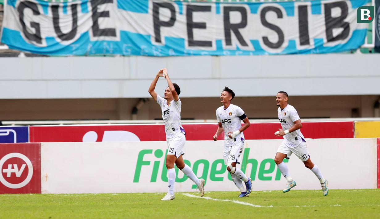 <p>Selebrasi pemain Persik Kediri, Hamra Hehanussa (kiri) setelah mencetak gol ke gawang Persib Bandung pada laga lanjutan BRI Liga 1 2022/2023 di Stadion Pakansari, Bogor, Rabu (8/3/2023) sore WIB. (Bola.com/M Iqbal Ichsan)</p>