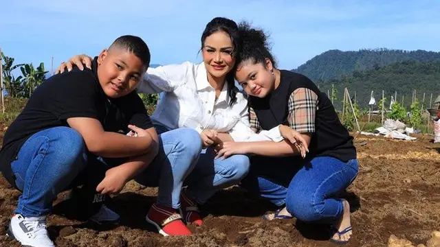 6 Momen Krisdayanti Ajak Kedua Anaknya Panen Kentang di Ladang Warga, Aksinya Banjir Pujian