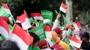 Sejumlah pelajar mengibarkan bendera kedua negara untuk menyambut kedatangan Raja Salman bin Abdulaziz di sekitar Istana Bogor, Rabu (1/3). 21 dentuman meriam dan kibaran bendera kedua negara mewarnai sambut Raja Salman. (Liputan6.com/Helmi Fithriansyah)