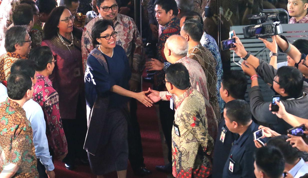 Menteri Keuangan yang baru Sri Mulyani Indrawati disambut saat tiba di Kementrian Keuangan, Jakarta, Rabu (27/7).Menkeu baru Sri Mulyani datang untuk saat serah terima jabatan dari Menkeu sebelumnya Bambang Brodjonegoro. (Liputan6.com/Angga Yuniar)