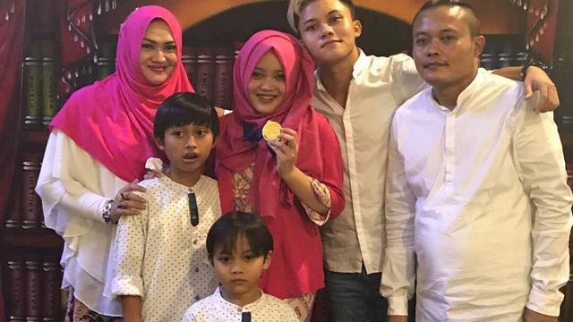 Potret kedekatan Lina dengan keluarga