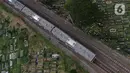 Kereta melintas di samping Tempat Pemakaman Umum (TPU) Tanah Kusir, Jakarta (13/5/2021). Gubernur DKI Jakarta Anies Baswedan menetapkan larangan ziarah kubur saat Lebaran untuk menghindari adanya kerumunan. Namun terdapat beberapa warga yang masih melakukan ziarah kubur. (Liputan6.com/Johan Tallo)