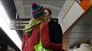 Pasangan saat berpartisipasi dalam "No Pants Subway Ride" di Wina, Austria, (10/1/2016). Acara ini dimulai pada tahun 2002 dengan peserta hanya tujuh orang. (AFP/Georg Hochmuth)