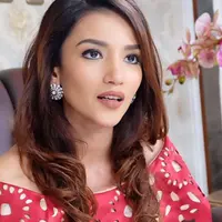 Kesedihan kembali dirasakan oleh Tsania Marwa setelah resmi cerai dengan Atalarik Syah. Enam orang follower mengirimkan foto anaknya bersama seseorang yang diduga psikolog. (Instagram/tsaniamarwa54)