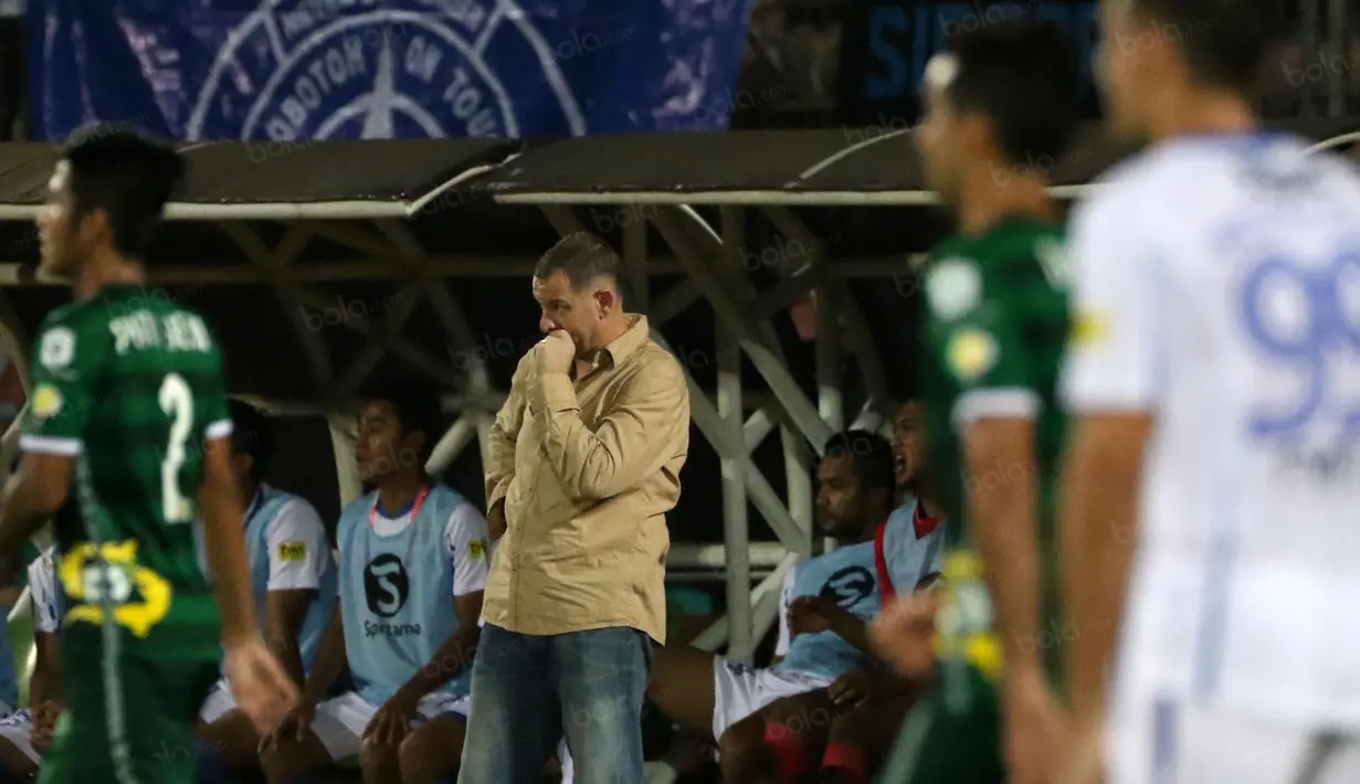 Dejan Antonic hanya mengigit jari saat melihat timnya melawan Bhayangkara Surabaya United di Stadion Gelora Delta Sidoarjo, Sabtu (11/6/2016). (Bola.com/Nicklas Hanoatubun)