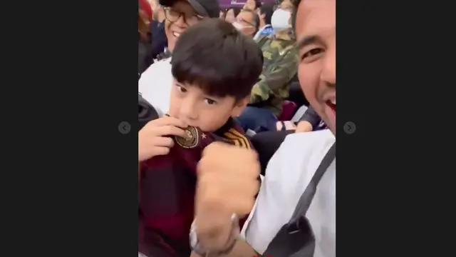 Momen Lucu Rafathar dan Raffi Ahmad Saling Ledek Selama Pertandingan Jerman vs Jepang di Piala Dunia 2022. (instagram.com/raffinagita1717)