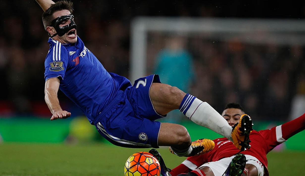 Bek sayap Chelsea, Cesar Azpilicueta ditekel gelandang Manchester United, Jesse Lingard, di Stadion Stamford Bridge, Inggris, Minggu (7/2/2016). Kedua tim bermain imbang 1-1. (AFP/Adrian Dennis)