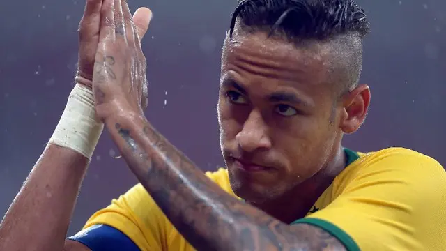 Neymar striker Brasil tak sengaja menendang bola yang mengenai seorang bocah usai latihan di Copa America 2015. Bocah tersebut mendapat hadiah sebuah bola yang ditandatangani langsung oleh Neymar.
