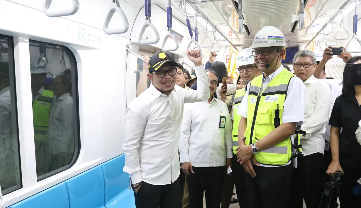 Menaker Hanif Dhakiri didampingi Direktur Utama PT MRT William Sabandar menjajal MRT dari Stasiun Bundaran HI, Jakarta, Senin (25/2). Hanif mencoba MRT untuk melihat progres pengoperasian yang sudah mencapai 99%. (Liputan6.com/Angga Yuniar)