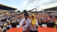 Pasangan nomor urut satu, Imam Budi Hartono dan Ririn Farabi Arafiq saat berada di atas panggung pada kampanye akbar Pilkada Depok di Stadion Mahakam, Sukmajaya, Depok. (Liputan.com/Dicky Agung Prihanto).
