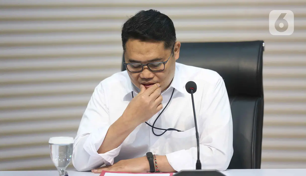 Ia menargetkan setiap satker bisa menyetor Rp75-100 Juta. Tampak dalam foto, Deputi Bidang Penindakan dan Eksekusi Komisi Pemberantasan Korupsi (KPK), Asep Guntur Rahayu saat memberi keterangan terkait Operasi Tangkap Tangan (OTT) terhadap Bupati Cilacap, Jawa Tengah, Syamsul Auliya Rachman, di Gedung Merah Putih Komisi Pemberantasan Korupsi (KPK), Jakarta, Sabtu (14/3/2026). (Liputan6.com/Helmi Fithriansyah)