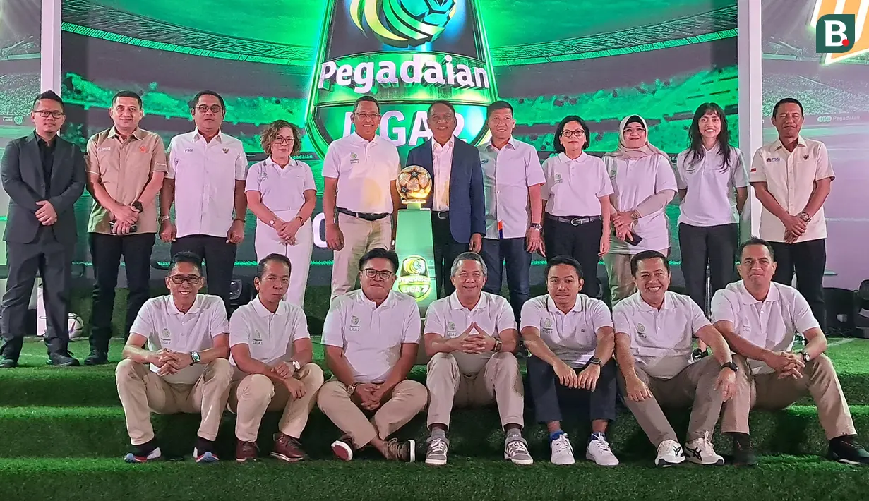 Wakil ketua umum PSSI, Zainudin Amali (tengah), Dirut PT LIB, Ferry Paulus (tengah kanan), Komisaris Utama PT Pegadaian, Loto Srinaita Ginting (tengah kiri), dan Direktur Programming Surya Citra Media, Harsiwi Achmad (empat kiri), dan Direktur Utama PT Pegadaian, Damar Latri Setiawan (keempat kanan) berfoto bersama dengan jajaran PT LIB, PSSI, dan Pegadaian saat meresmikan Liga 2 2023/2024 saat konferensi pers yang berlangsung di Pegadaian Tower, Kramat Raya, Jakarta Pusat, Selasa (05/09/2023). Laga Persela Lamongan dan Persijap Jepara akan menjadi pertandingan pembuka Liga 2 musim ini pada 15 September 2023 (Bola.com/Muhammad Adi Yaksa)