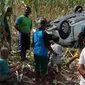 Mobil yang Dipakai Pengutil Barang di sebuah Minimarket di Blora terbalik di Area Persawahan Milik Warga Kabupaten Grobogan Setelah Dikejar-kejar Polisi (Liputan6.com/Ahmad Adirin)