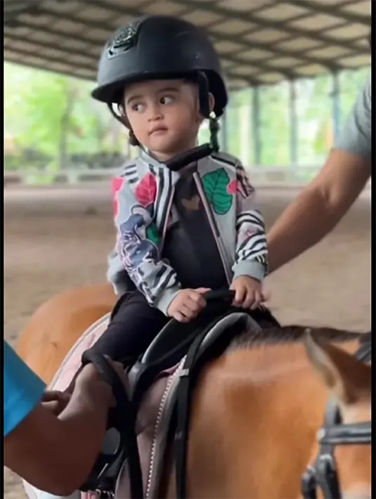 Potretnya baby Guzel saat naik kuda belum lama  ini. Penampilan baby Guzel belum lama ini mencuri perhatian. [Instagram/marginw]